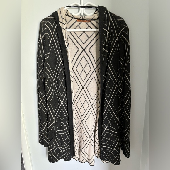 Graphic Design Cardigan - Picture 4 of 4